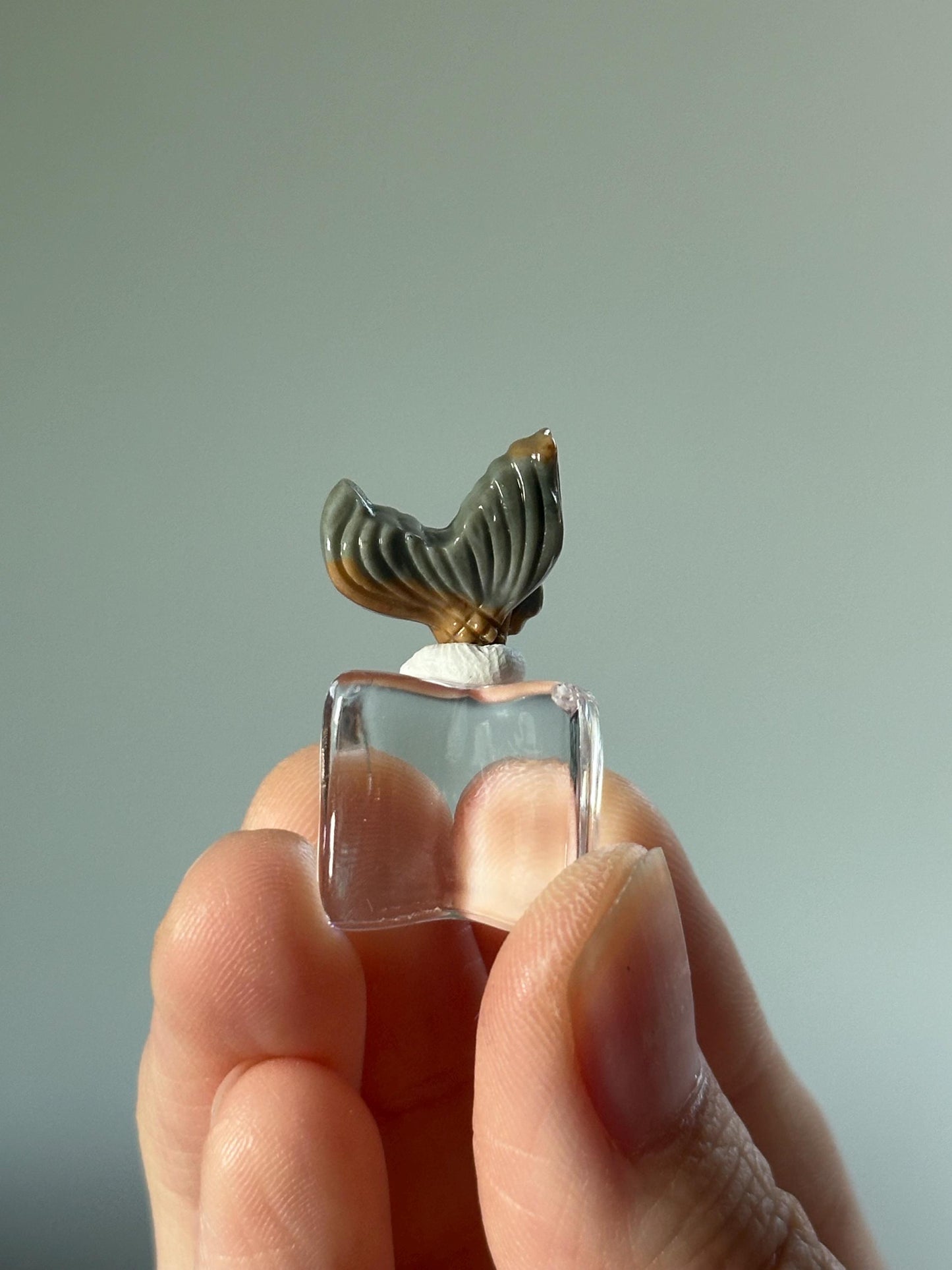 Mini Alashan Agate Mermaid Tail – Carved Crystal Mermaid Decor, Gemstone Ocean Figurine, Pocket Crystal Gift, Unique Healing Stone Sculpture