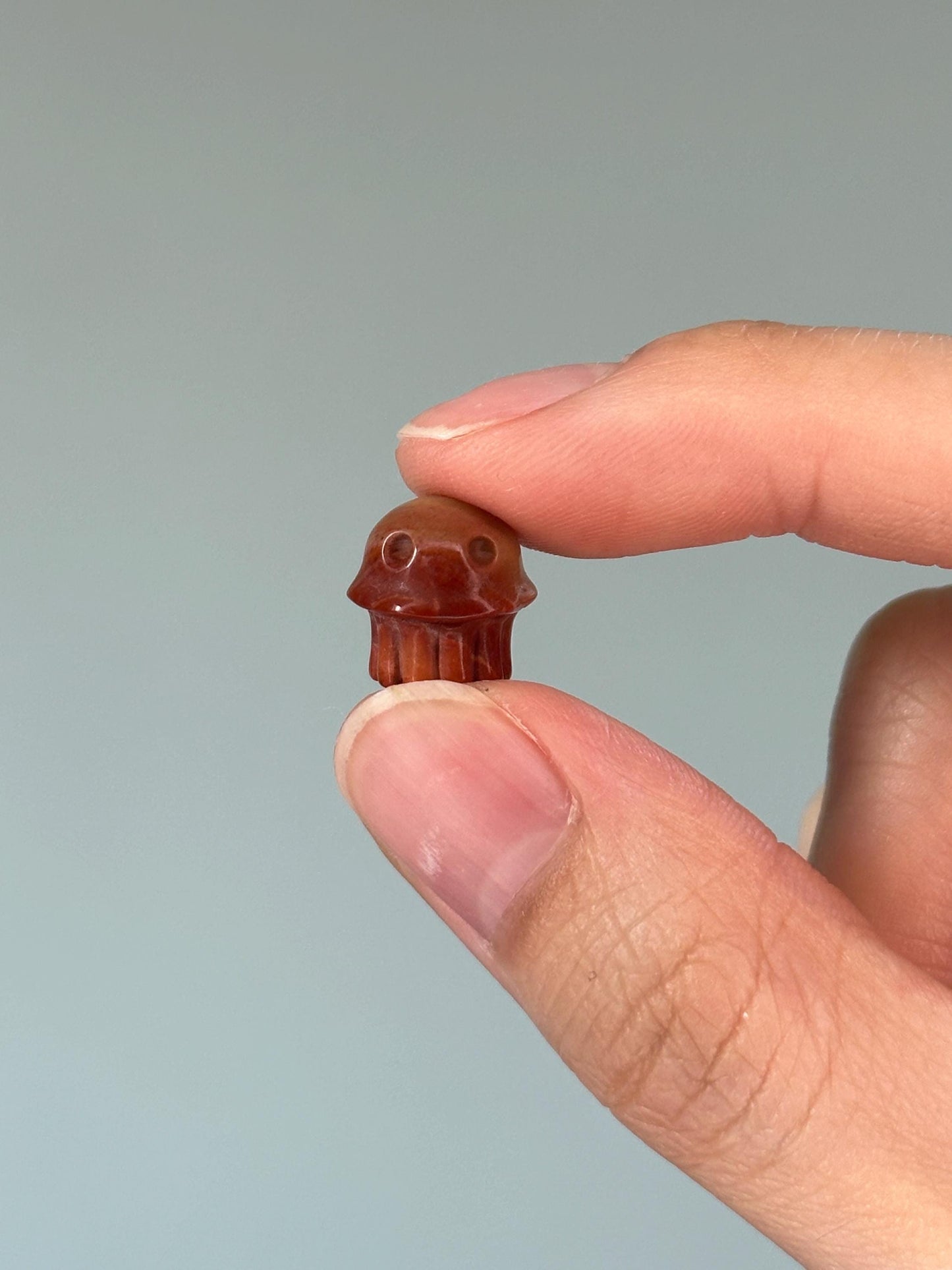 Mini Alashan Agate Jellyfish – Carved Crystal Ocean Figurine, Gemstone Sea Creature, Pocket Totem Gift, Unique Healing Stone Decor