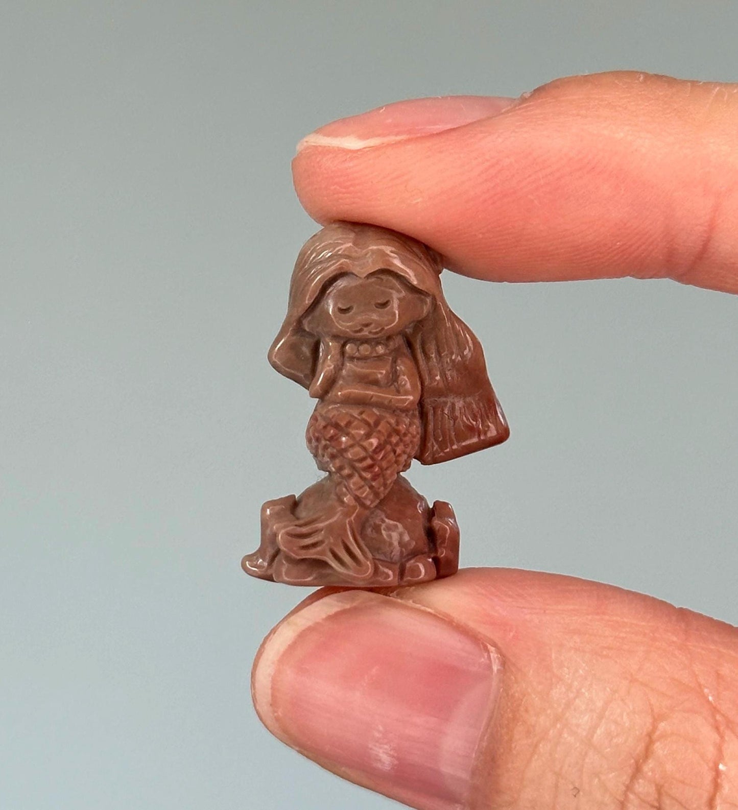 Mini Alashan Agate Sitting Mermaid –Carved Crystal Mermaid Figurine, Gemstone Sea Decor, Small Crystal Sculpture, Unique Ocean-Inspired Gift