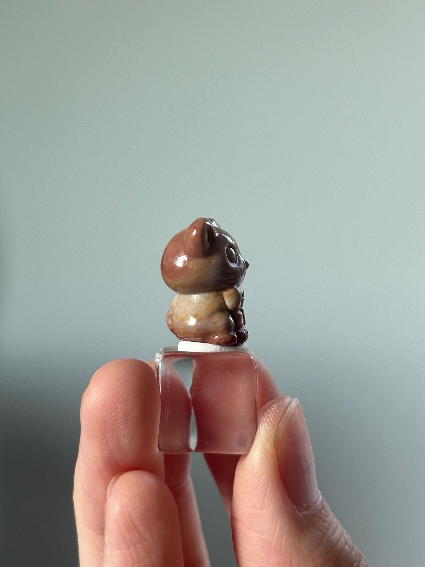 Mini Sitting Cat with Bow – Carved Crystal Kitty Figurine, Gemstone Animal Totem, Cute Feline Decor, Pocket Pet Gift for Cat Lovers