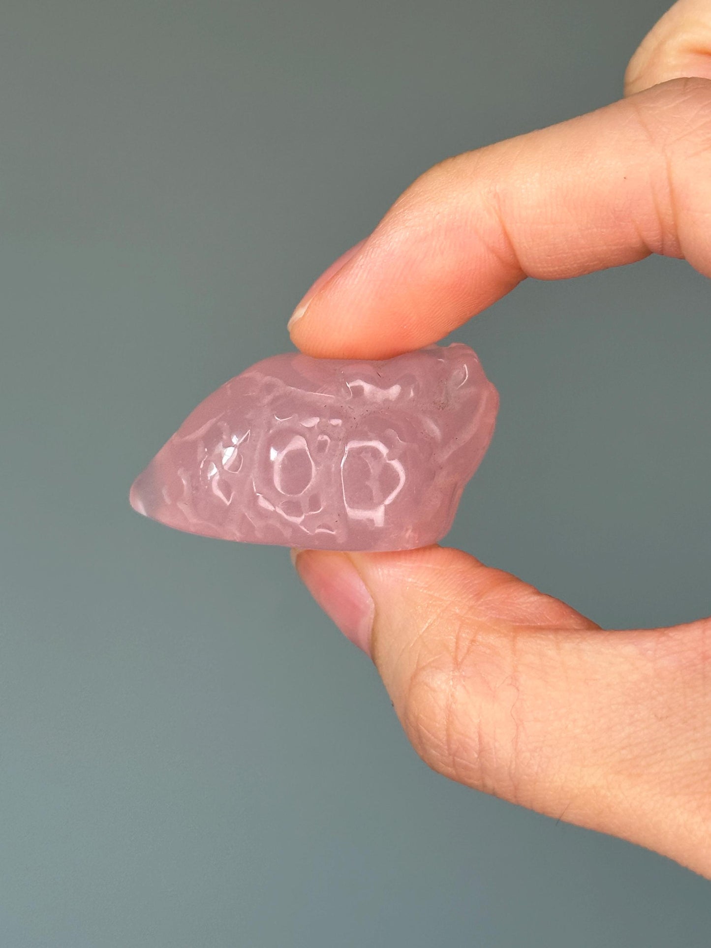 Rose Quartz Money Frog – Carved Crystal Wealth Toad, Natural Gemstone Figurine, Feng Shui Abundance Decor, Lucky Rose Quartz Sculpture