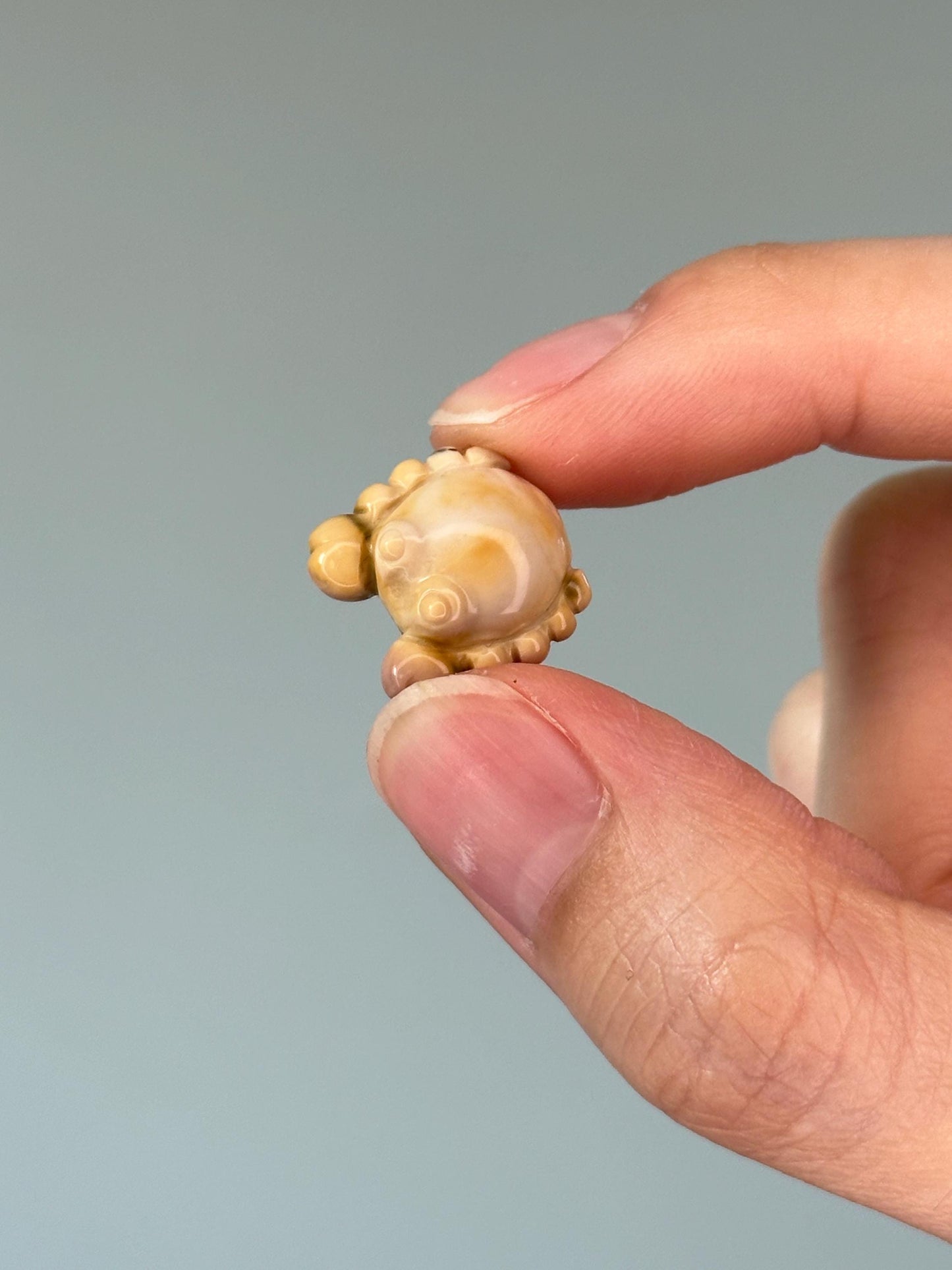 Mini Alashan Agate Crab – Carved Crystal Sea Creature, Gemstone Animal Figurine, Ocean Gift, Unique Pocket Crystal Decor, Zodiac Cancer Sign