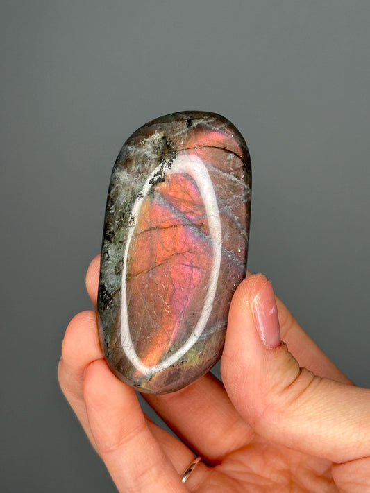 Labradorite Palmstone – Double-Sided Flash Crystal, Polished Gemstone for Intuition & Protection, Energy Tool, Spiritual Decor or Gift