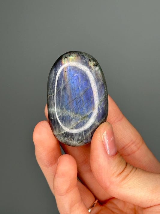 Labradorite Palmstone – Double-Sided Flash Crystal, Polished Gemstone for Intuition & Protection, Energy Tool, Spiritual Decor or Gift
