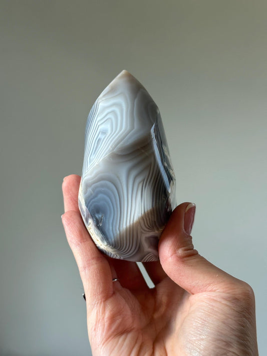 Orca Agate Flame – Polished Crystal Flame Sculpture, Natural Gray & White Gemstone, Grounding Energy Stone, Elegant Ocean-Inspired Decor