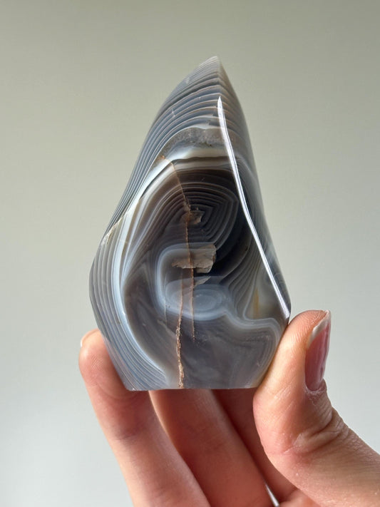 Orca Agate Flame – Polished Crystal Flame Sculpture, Natural Gray & White Gemstone, Grounding Energy Stone, Elegant Ocean-Inspired Decor