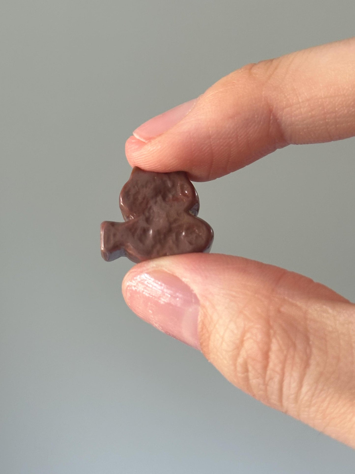 Mini Alashan Agate Cat with Fish – Carved Crystal Animal Figurine, Natural Gemstone Sculpture, Whimsical Decor, Unique Collector Display