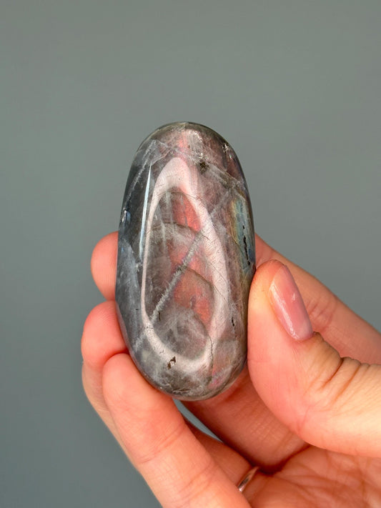 Labradorite Palmstone – Double-Sided Flash Crystal, Polished Gemstone for Intuition & Protection, Energy Tool, Spiritual Decor or Gift