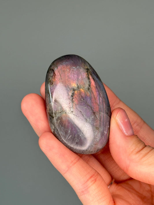 Labradorite Palmstone – Double-Sided Flash Crystal, Polished Gemstone for Intuition & Protection, Energy Tool, Spiritual Decor or Gift