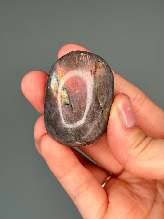 Labradorite Palmstone – Double-Sided Flash Crystal, Polished Gemstone for Intuition & Protection, Energy Tool, Spiritual Decor or Gift
