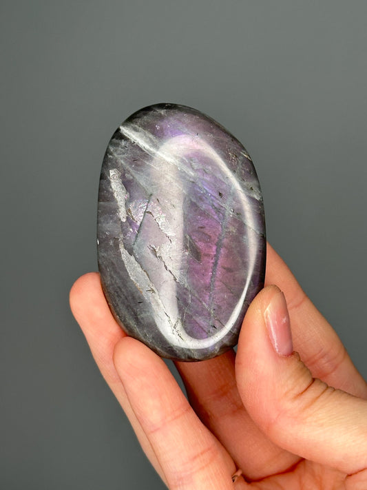 Labradorite Palmstone – Double-Sided Flash Crystal, Polished Gemstone for Intuition & Protection, Energy Tool, Spiritual Decor or Gift