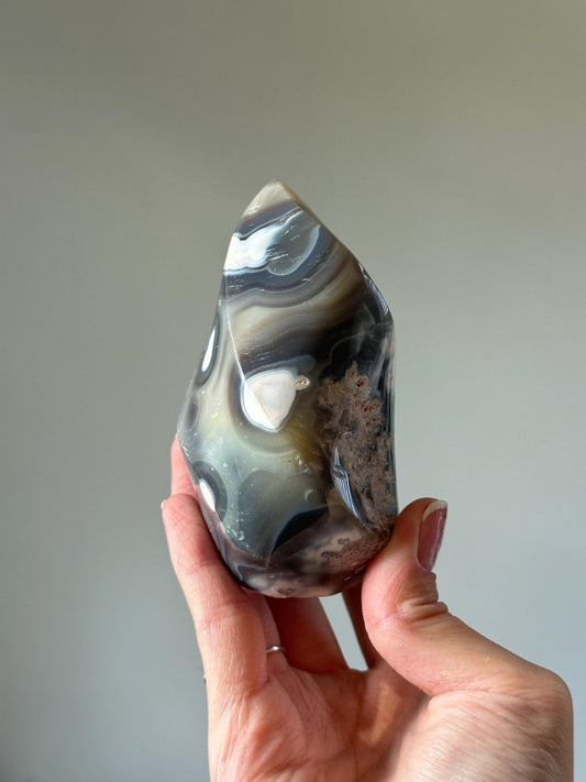 Orca Agate Flame – Polished Crystal Flame Sculpture, Natural Gray & White Gemstone, Grounding Energy Stone, Elegant Ocean-Inspired Decor
