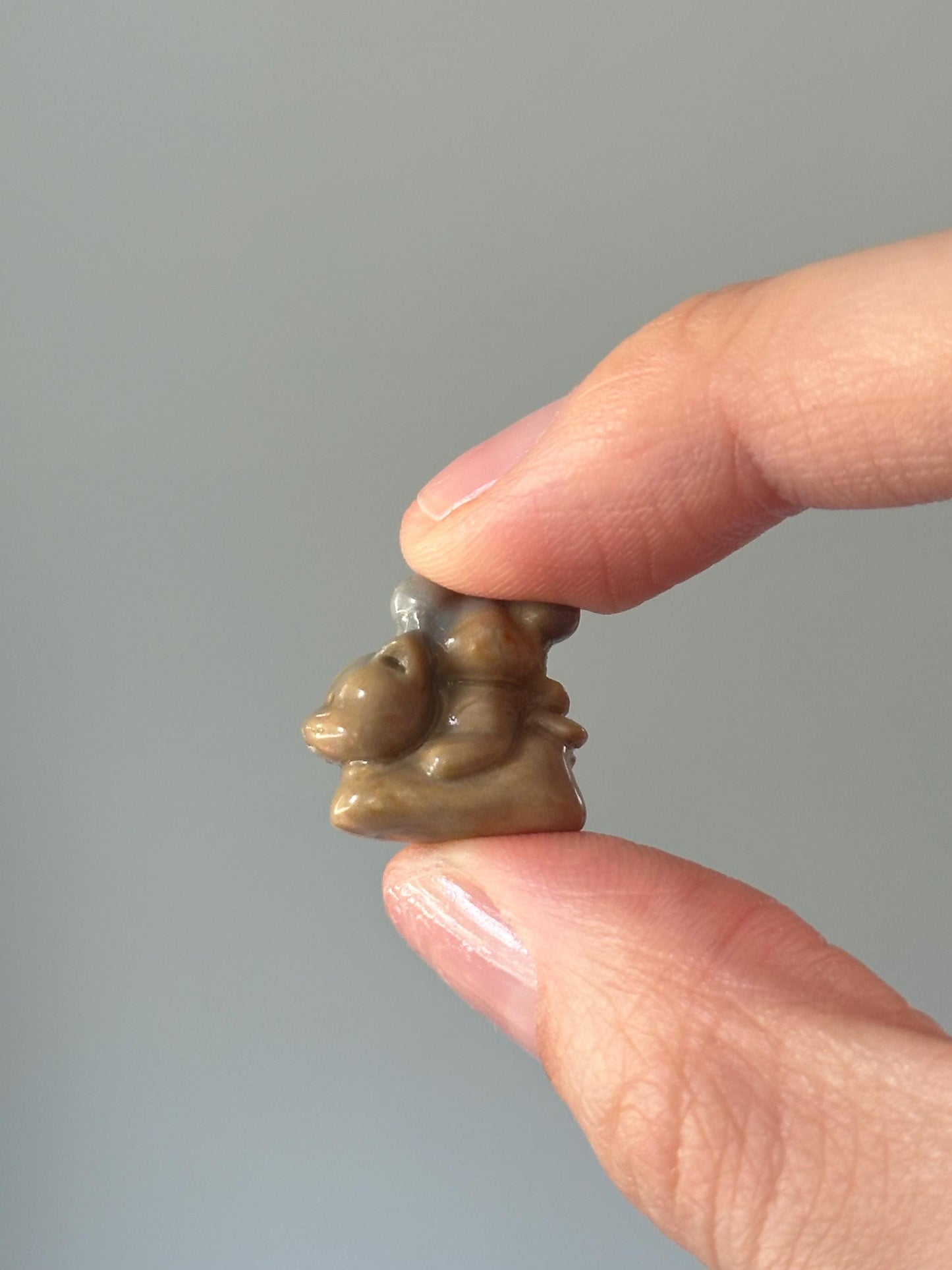 Mini Alashan Agate Mouse Riding Cat – Carved Crystal Figurine, Natural Gemstone Sculpture, Whimsical Animal Decor, Unique Collector Piece