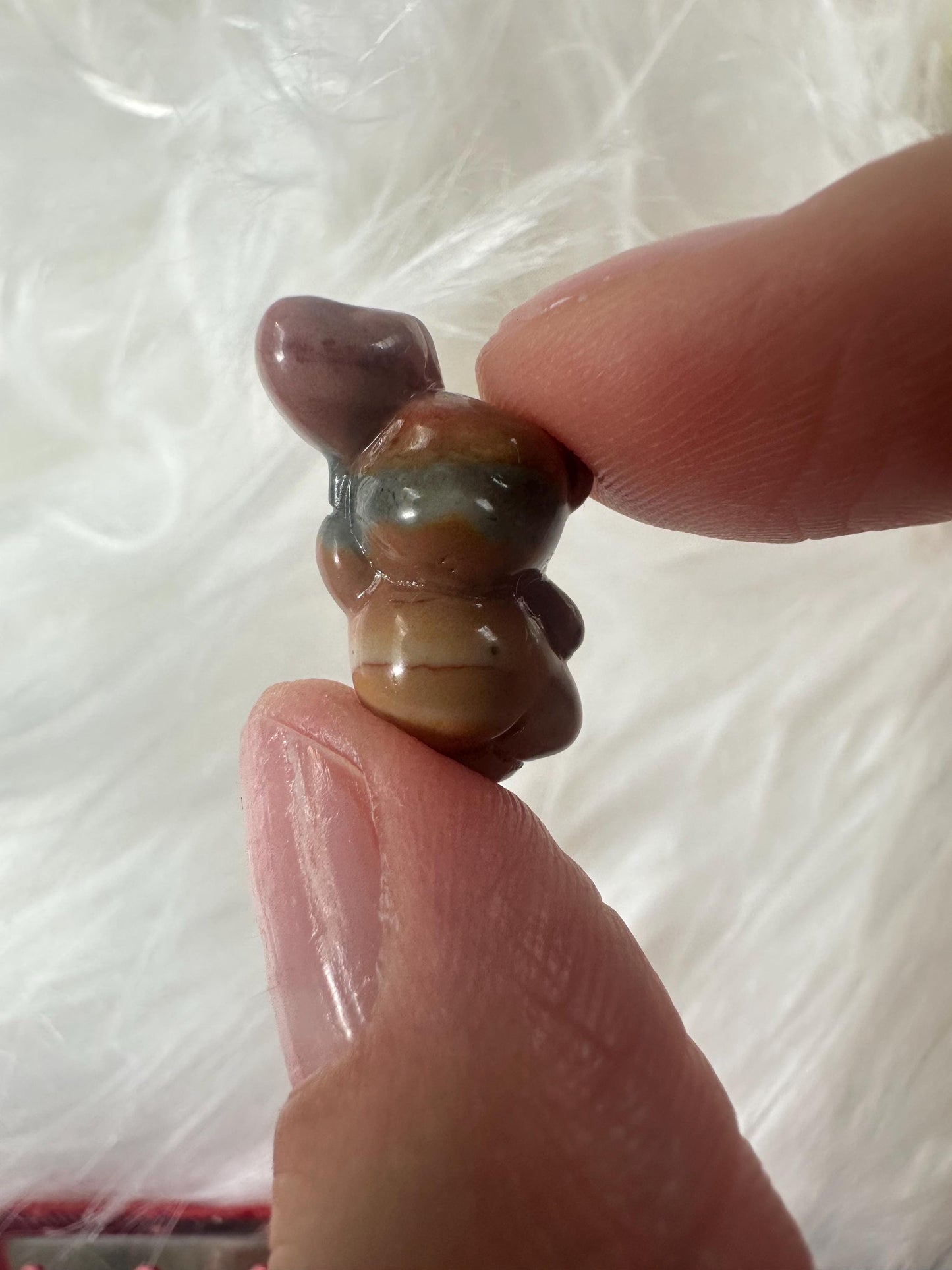 Mini Alashan Agate Bear with Balloon – Carved Crystal Figurine, Natural Gemstone Sculpture, Cute Animal Decor, Whimsical Collector Piece