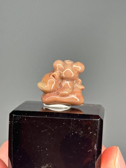 Mini Alashan Agate Mouse Riding Cat – Carved Crystal Figurine, Natural Gemstone Sculpture, Whimsical Animal Decor, Unique Collector Piece