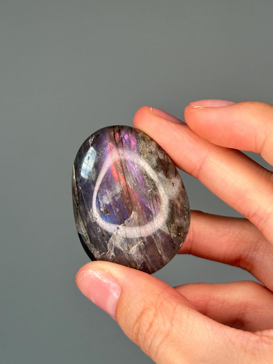 Labradorite Palmstone – Double-Sided Flash Crystal, Polished Gemstone for Intuition & Protection, Energy Tool, Spiritual Decor or Gift