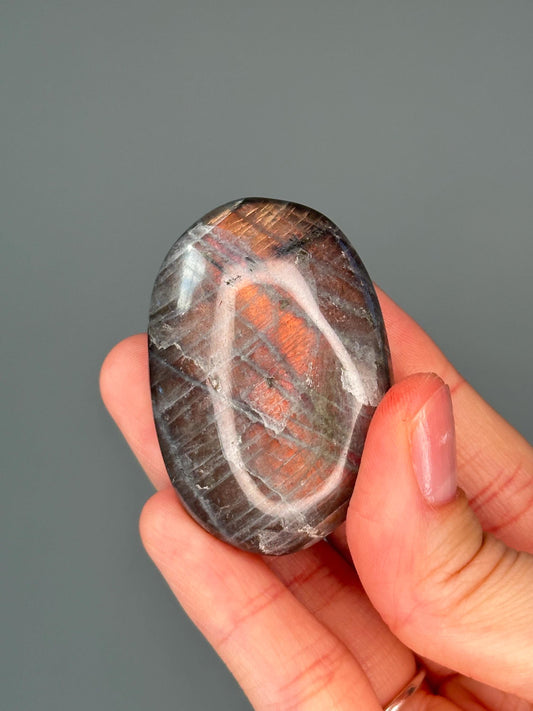 Labradorite Palmstone – Double-Sided Flash Crystal, Polished Gemstone for Intuition & Protection, Energy Tool, Spiritual Decor or Gift