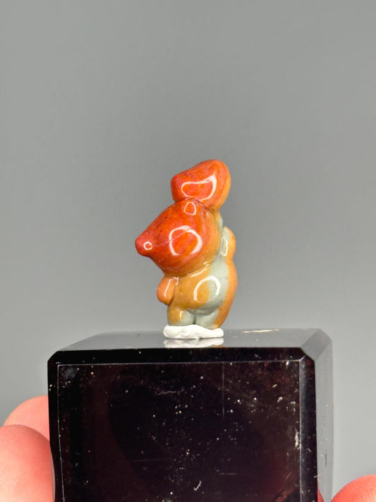 Mini Alashan Agate Bear with Balloon – Carved Crystal Figurine, Natural Gemstone Sculpture, Cute Animal Decor, Whimsical Collector Piece