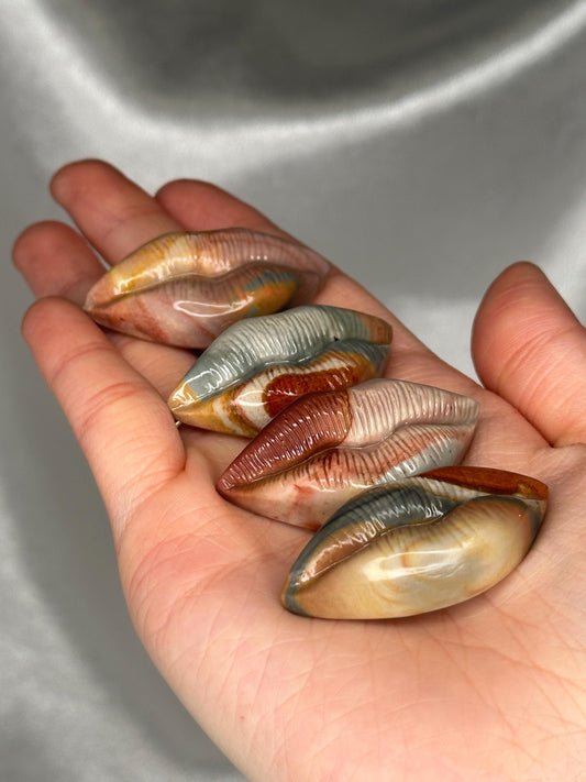 Alashan Agate Lips Carving | Natural Agate Stone Lip Sculpture | Polished Mini Crystal Figurine | Unique Mineral Display Piece Collectors