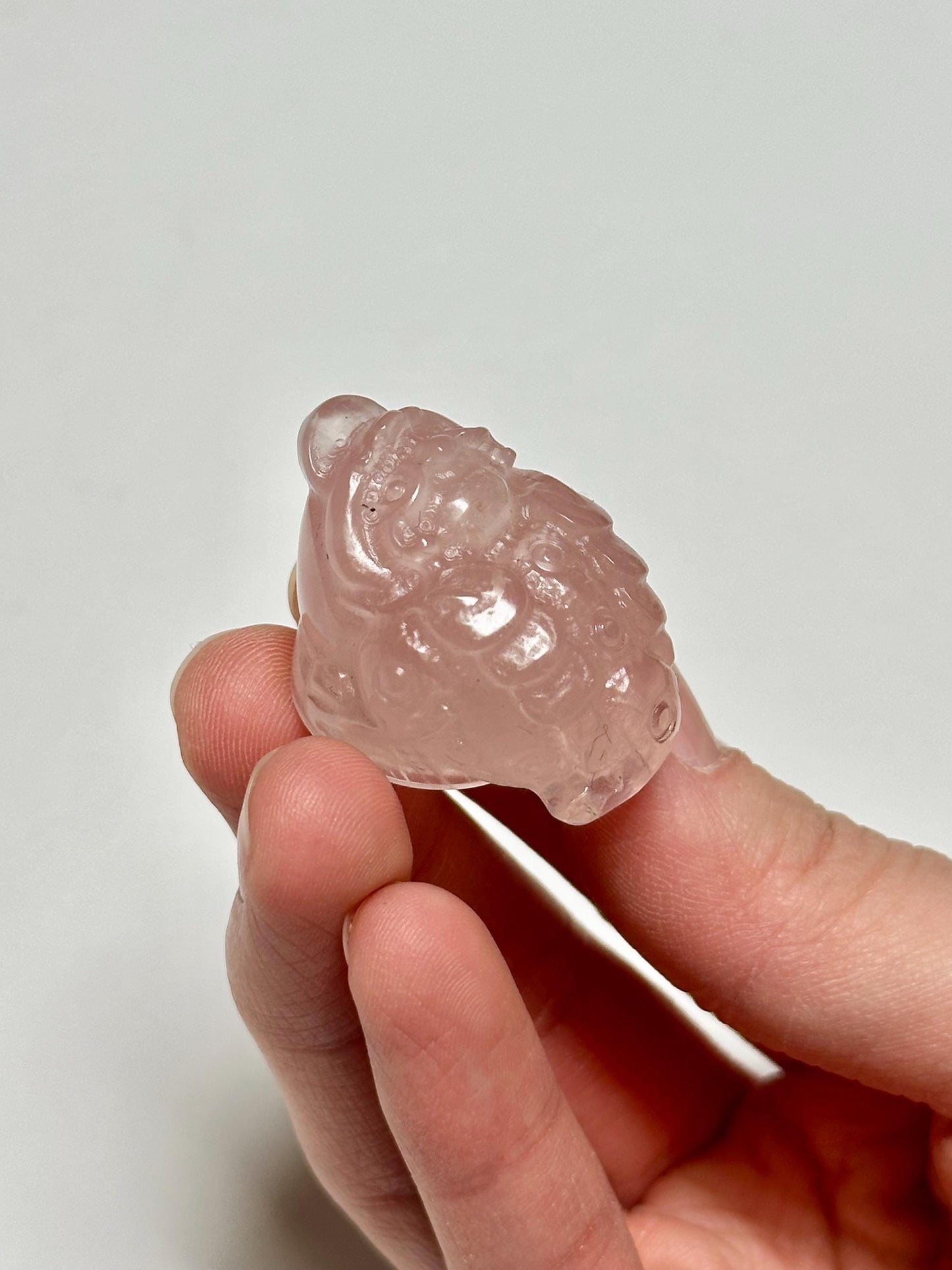 Mini Rose Quartz Money Frog – Carved Crystal Wealth Toad, Natural Gemstone Figurine, Feng Shui Abundance Decor, Lucky Rose Quartz Sculpture