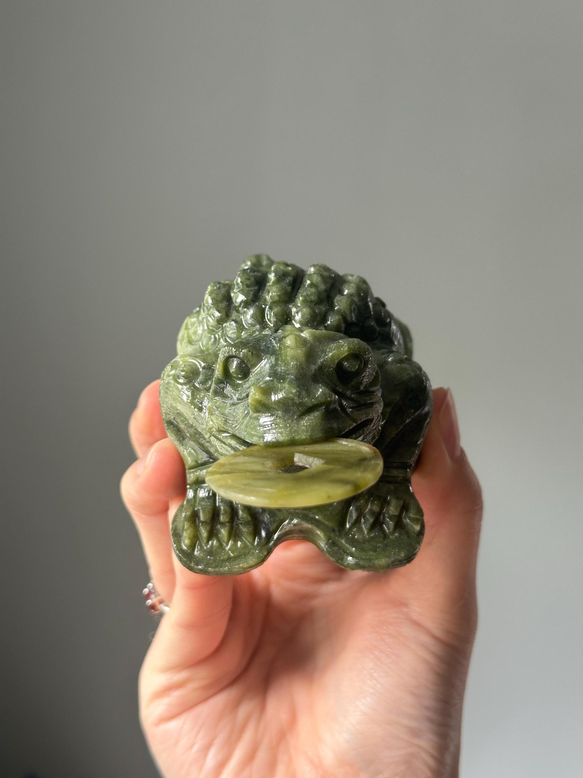 Jadeite Money Frog – Carved Crystal Wealth Toad, Natural Green Gemstone Figurine, Feng Shui Prosperity Decor, Lucky Jadeite Sculpture