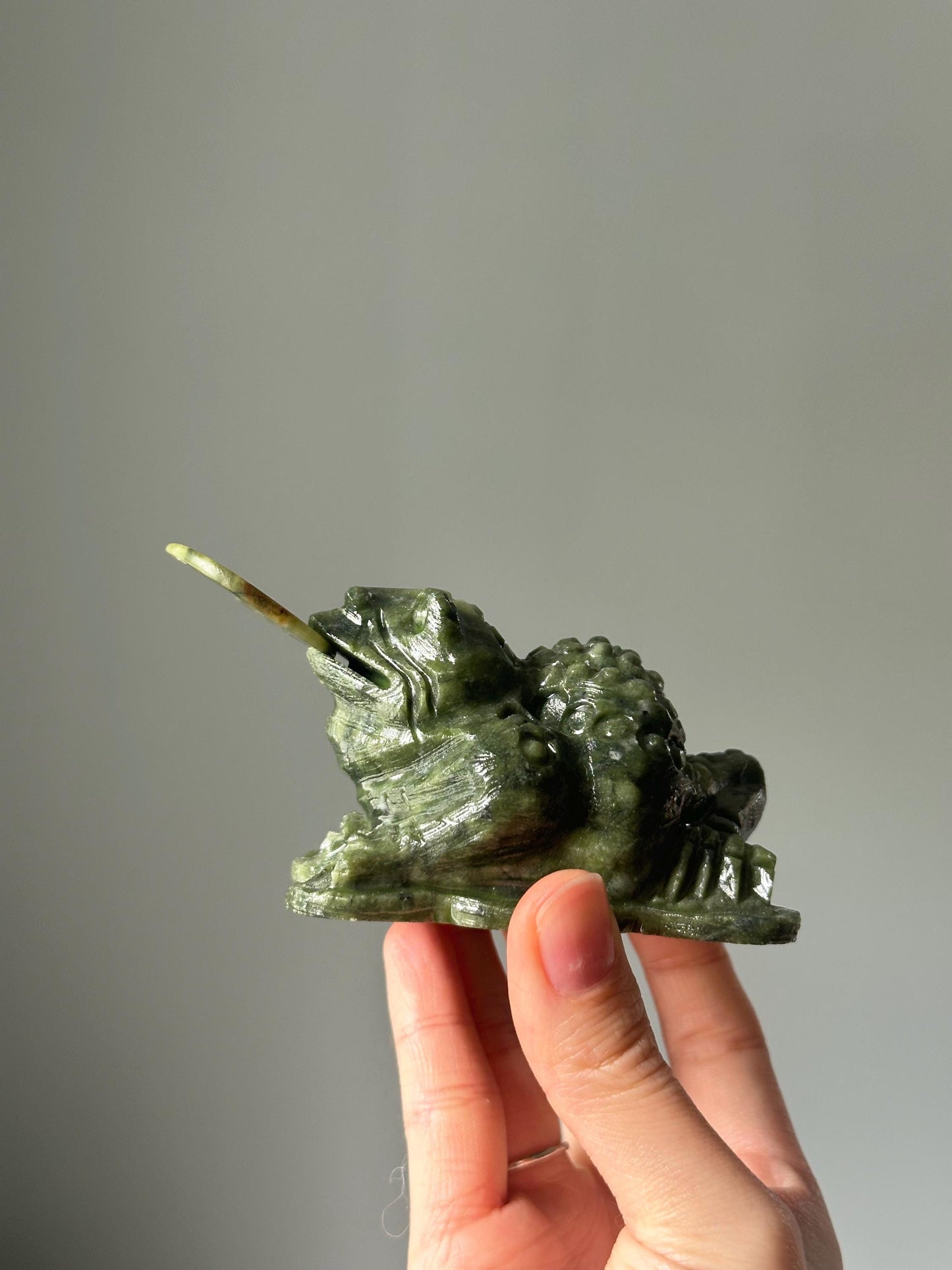 Jadeite Money Frog – Carved Crystal Wealth Toad, Natural Green Gemstone Figurine, Feng Shui Prosperity Decor, Lucky Jadeite Sculpture