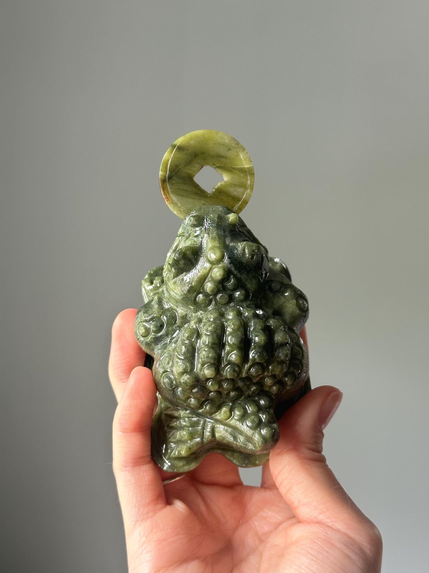 Jadeite Money Frog – Carved Crystal Wealth Toad, Natural Green Gemstone Figurine, Feng Shui Prosperity Decor, Lucky Jadeite Sculpture
