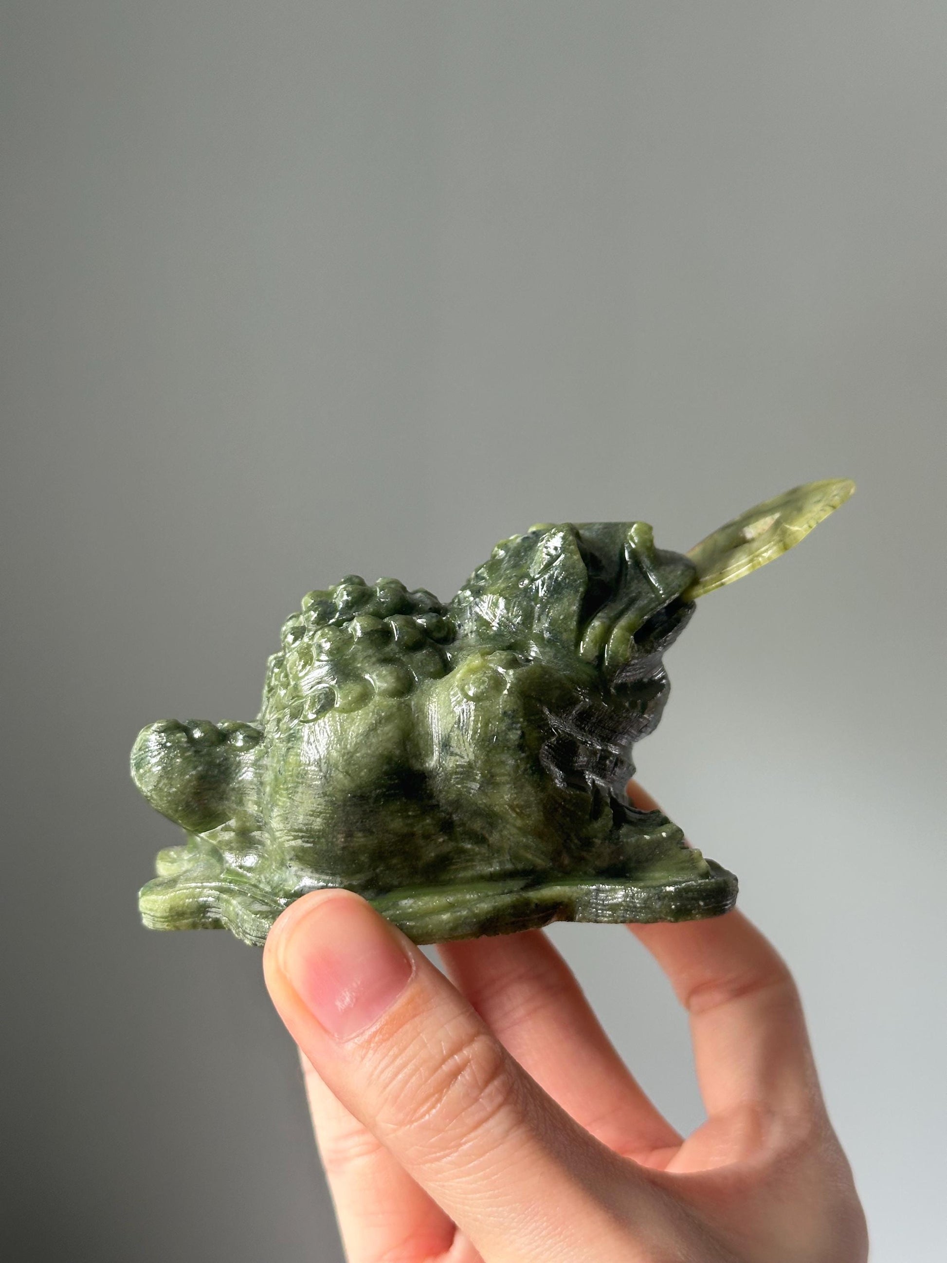 Jadeite Money Frog – Carved Crystal Wealth Toad, Natural Green Gemstone Figurine, Feng Shui Prosperity Decor, Lucky Jadeite Sculpture