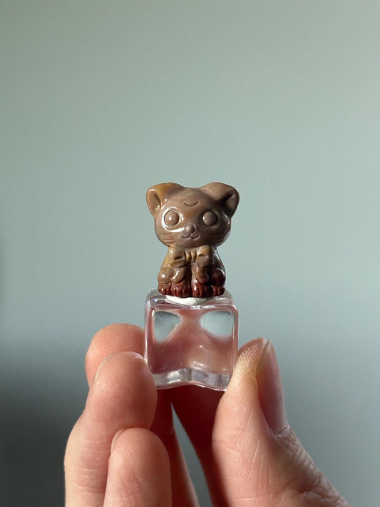 Mini Sitting Cat with Bow – Carved Crystal Kitty Figurine, Gemstone Animal Totem, Cute Feline Decor, Pocket Pet Gift for Cat Lovers