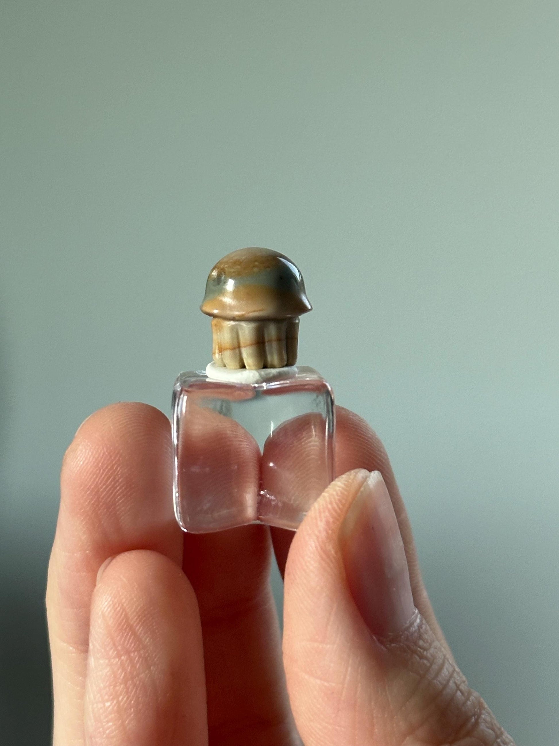 Mini Alashan Agate Jellyfish – Carved Crystal Ocean Figurine, Gemstone Sea Creature, Pocket Totem Gift, Unique Healing Stone Decor