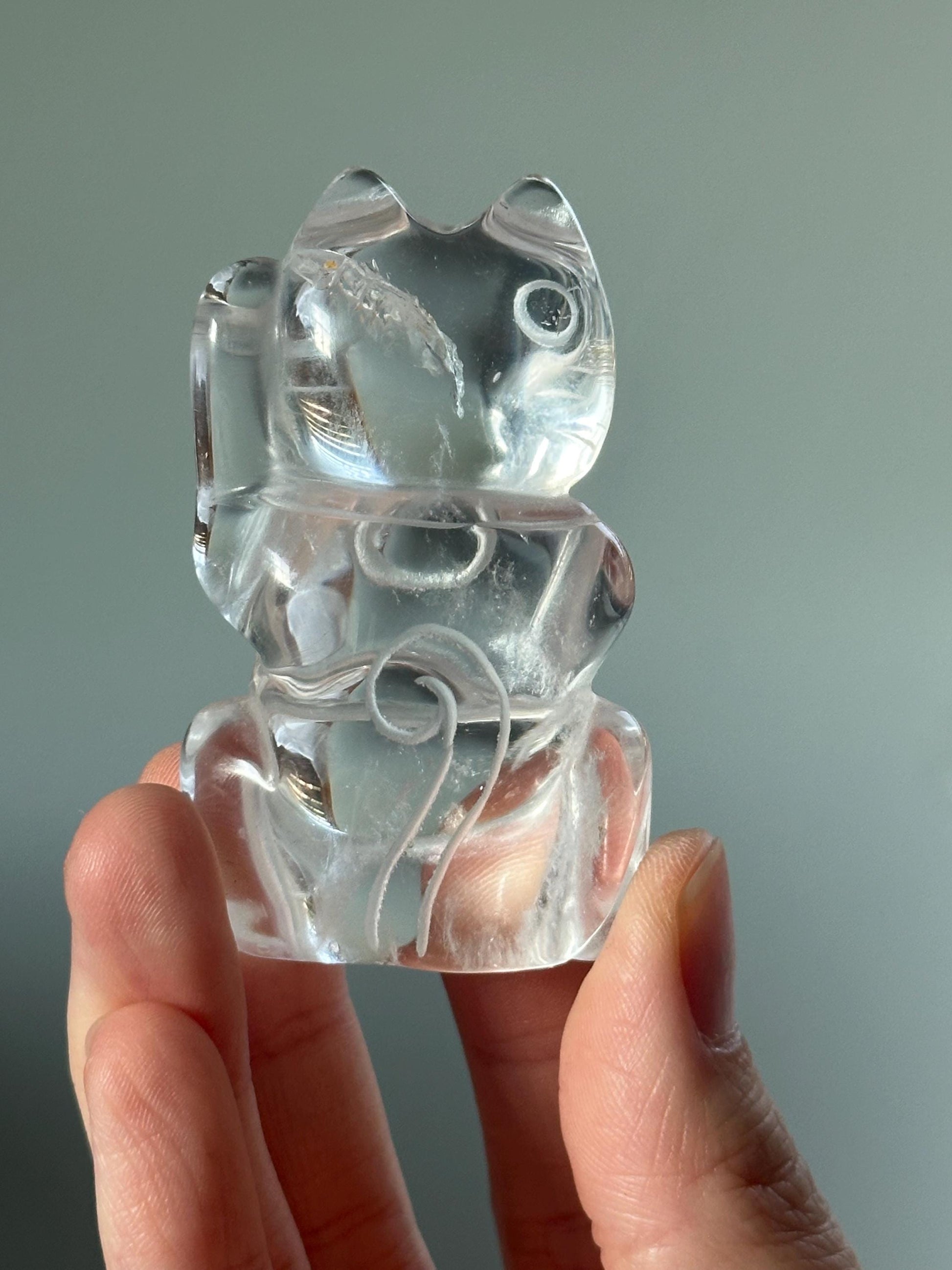 Clear Quartz Lucky Cat – Crystal Maneki Neko, Feng Shui Money Attractor, Clear Quartz Wealth Statue, Begging Cat Figurine for Prosperity