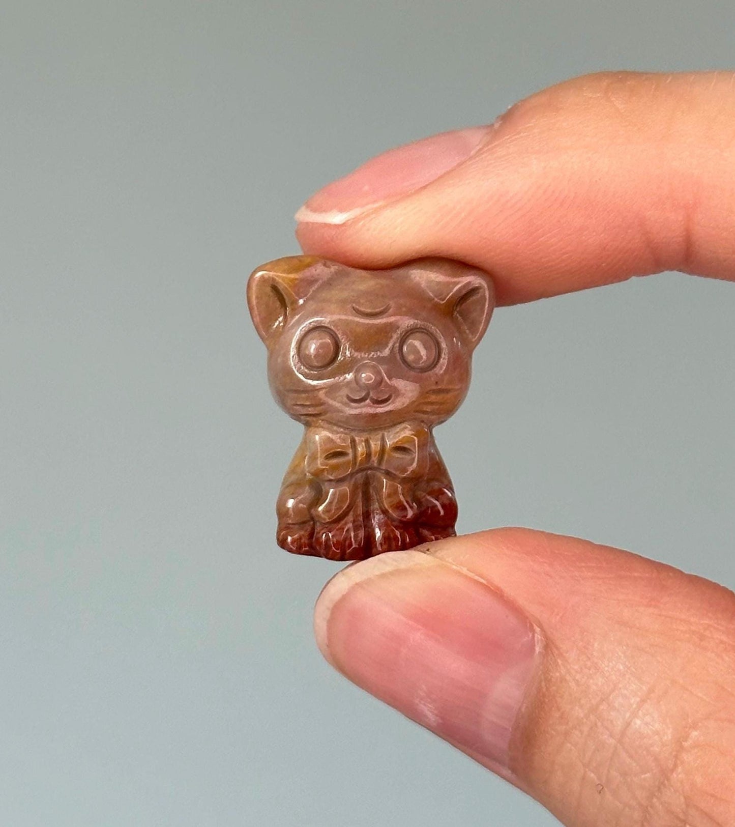 Mini Sitting Cat with Bow – Carved Crystal Kitty Figurine, Gemstone Animal Totem, Cute Feline Decor, Pocket Pet Gift for Cat Lovers