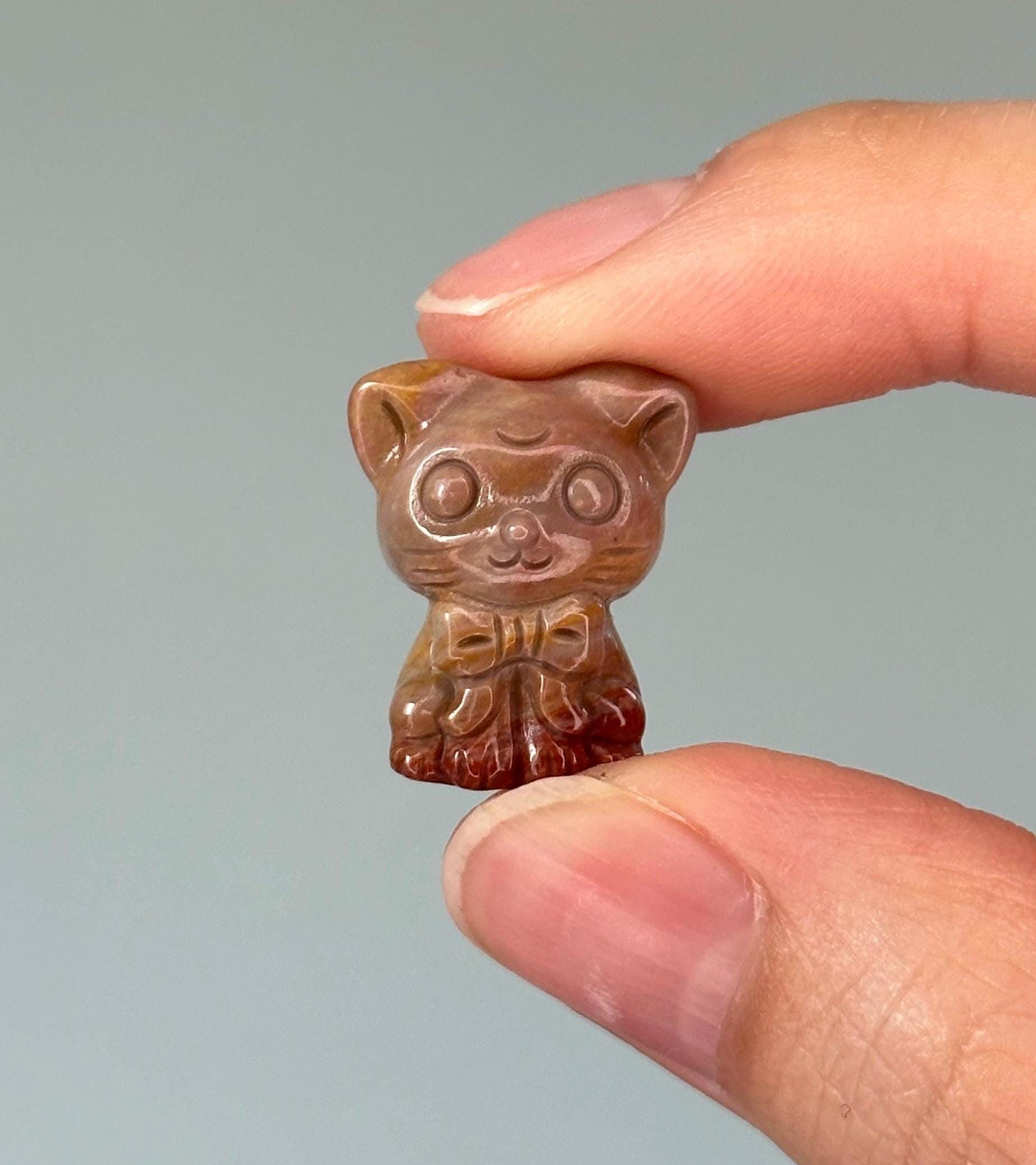 Mini Sitting Cat with Bow – Carved Crystal Kitty Figurine, Gemstone Animal Totem, Cute Feline Decor, Pocket Pet Gift for Cat Lovers
