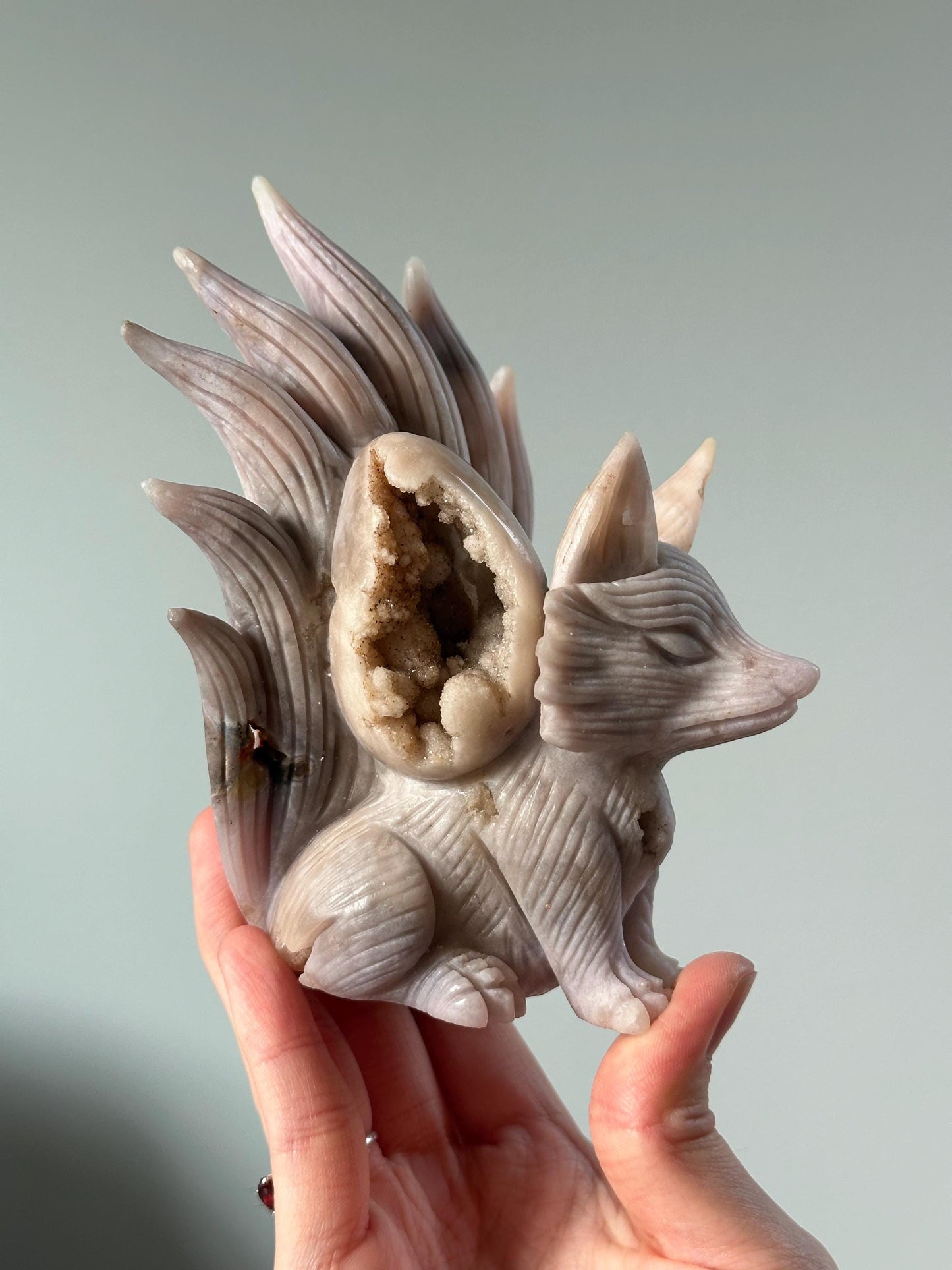 Flower Agate Nine-Tailed Fox – Carved Crystal Kitsune Figurine, Gemstone Spirit Animal, Mystical Decor, Unique Gift for Collectors