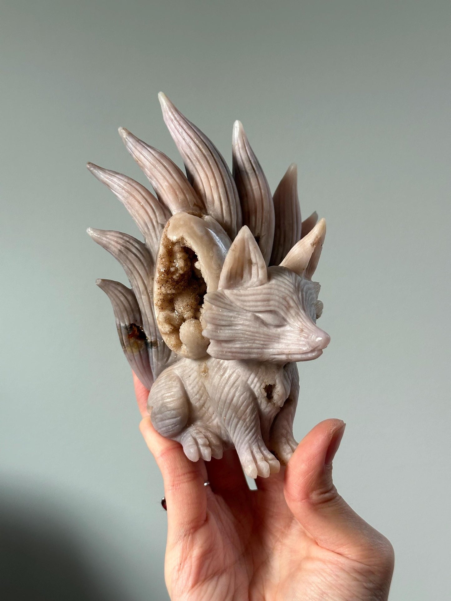 Flower Agate Nine-Tailed Fox – Carved Crystal Kitsune Figurine, Gemstone Spirit Animal, Mystical Decor, Unique Gift for Collectors