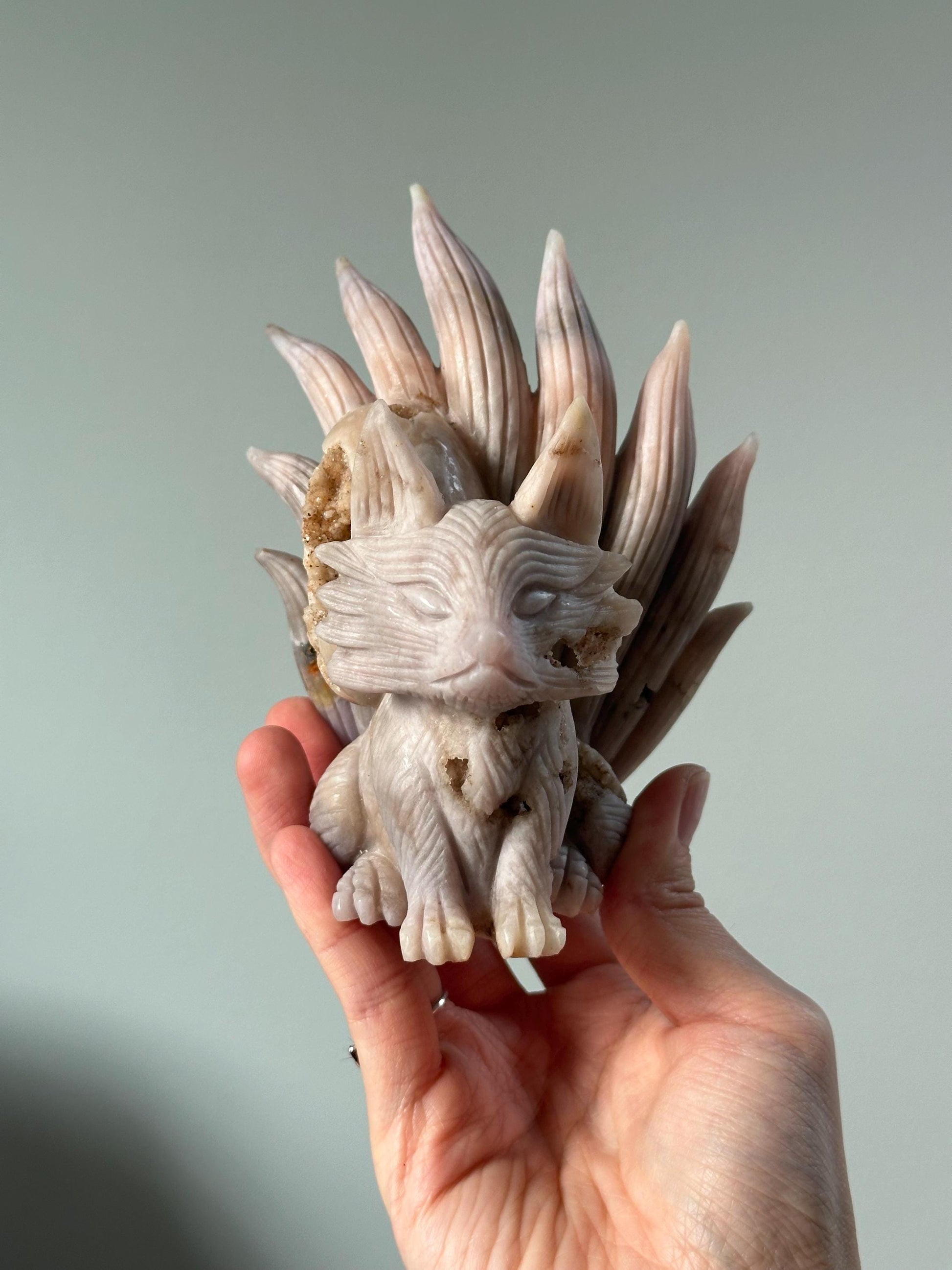 Flower Agate Nine-Tailed Fox – Carved Crystal Kitsune Figurine, Gemstone Spirit Animal, Mystical Decor, Unique Gift for Collectors