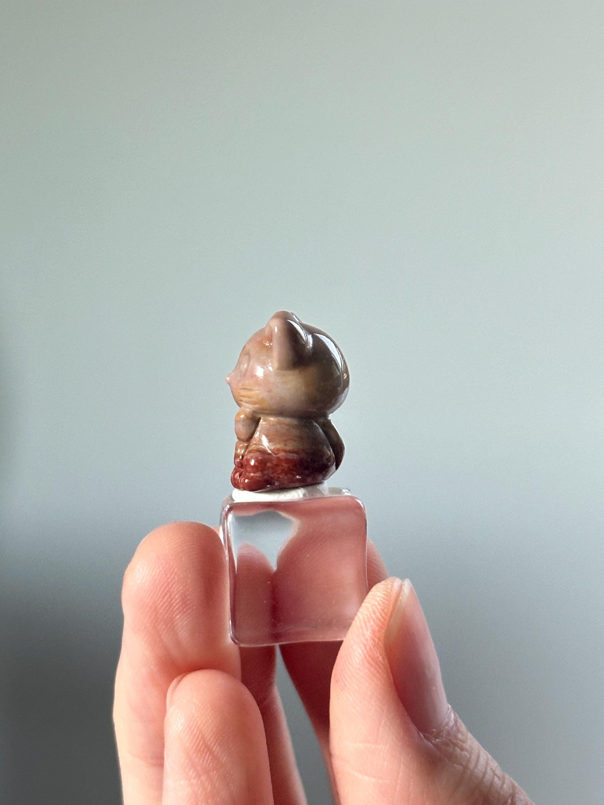 Mini Sitting Cat with Bow – Carved Crystal Kitty Figurine, Gemstone Animal Totem, Cute Feline Decor, Pocket Pet Gift for Cat Lovers