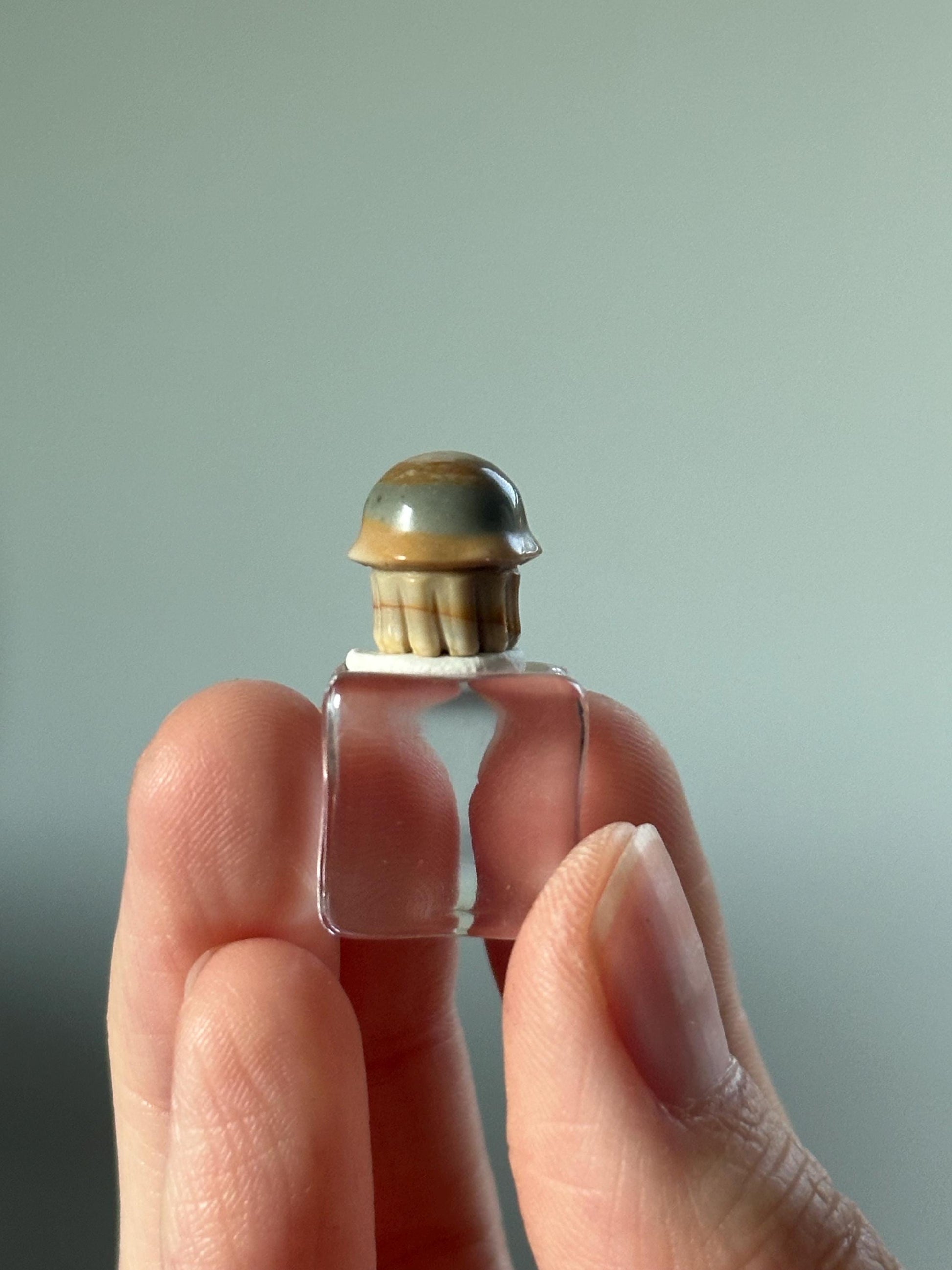 Mini Alashan Agate Jellyfish – Carved Crystal Ocean Figurine, Gemstone Sea Creature, Pocket Totem Gift, Unique Healing Stone Decor