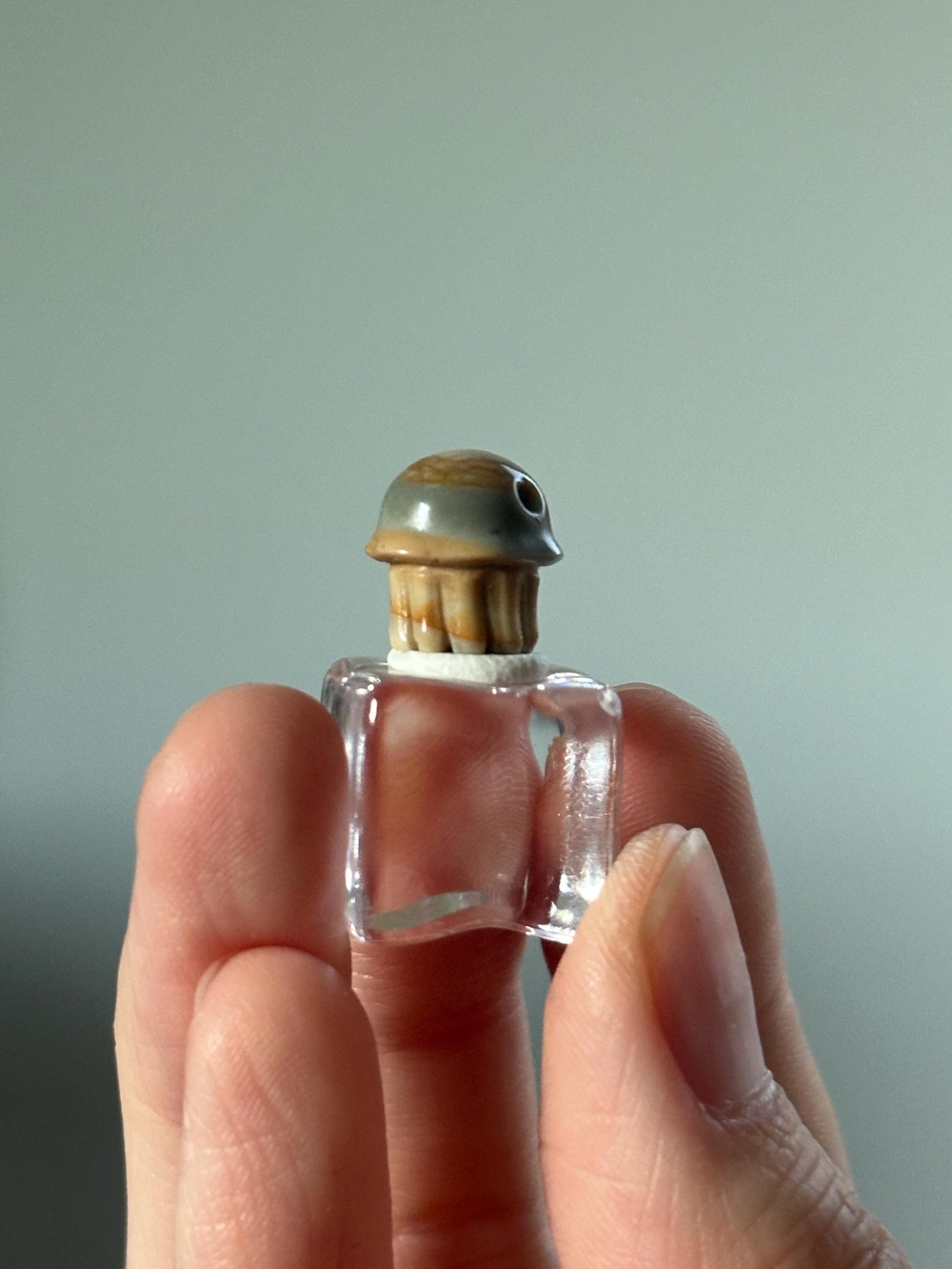 Mini Alashan Agate Jellyfish – Carved Crystal Ocean Figurine, Gemstone Sea Creature, Pocket Totem Gift, Unique Healing Stone Decor