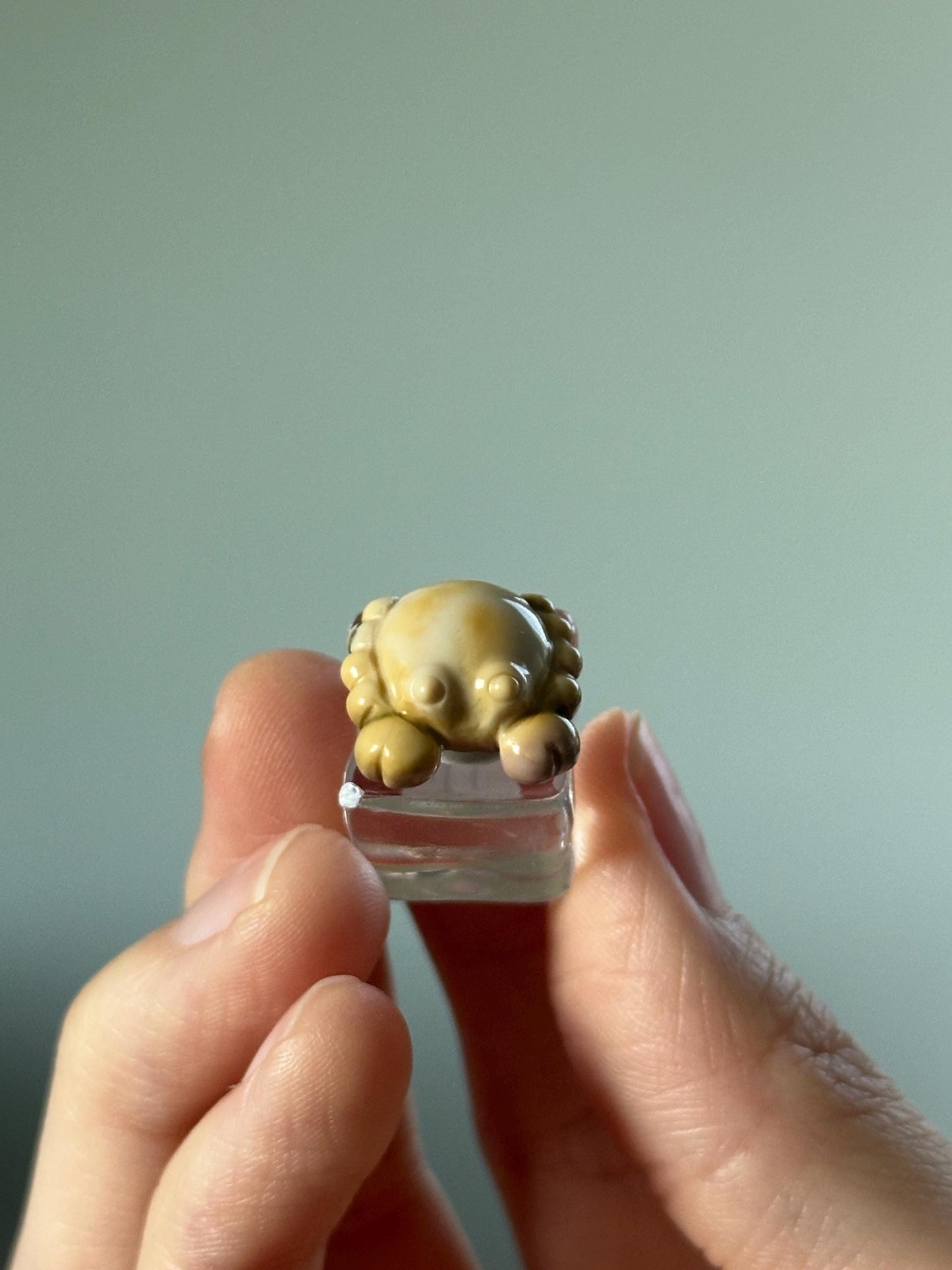 Mini Alashan Agate Crab – Carved Crystal Sea Creature, Gemstone Animal Figurine, Ocean Gift, Unique Pocket Crystal Decor, Zodiac Cancer Sign