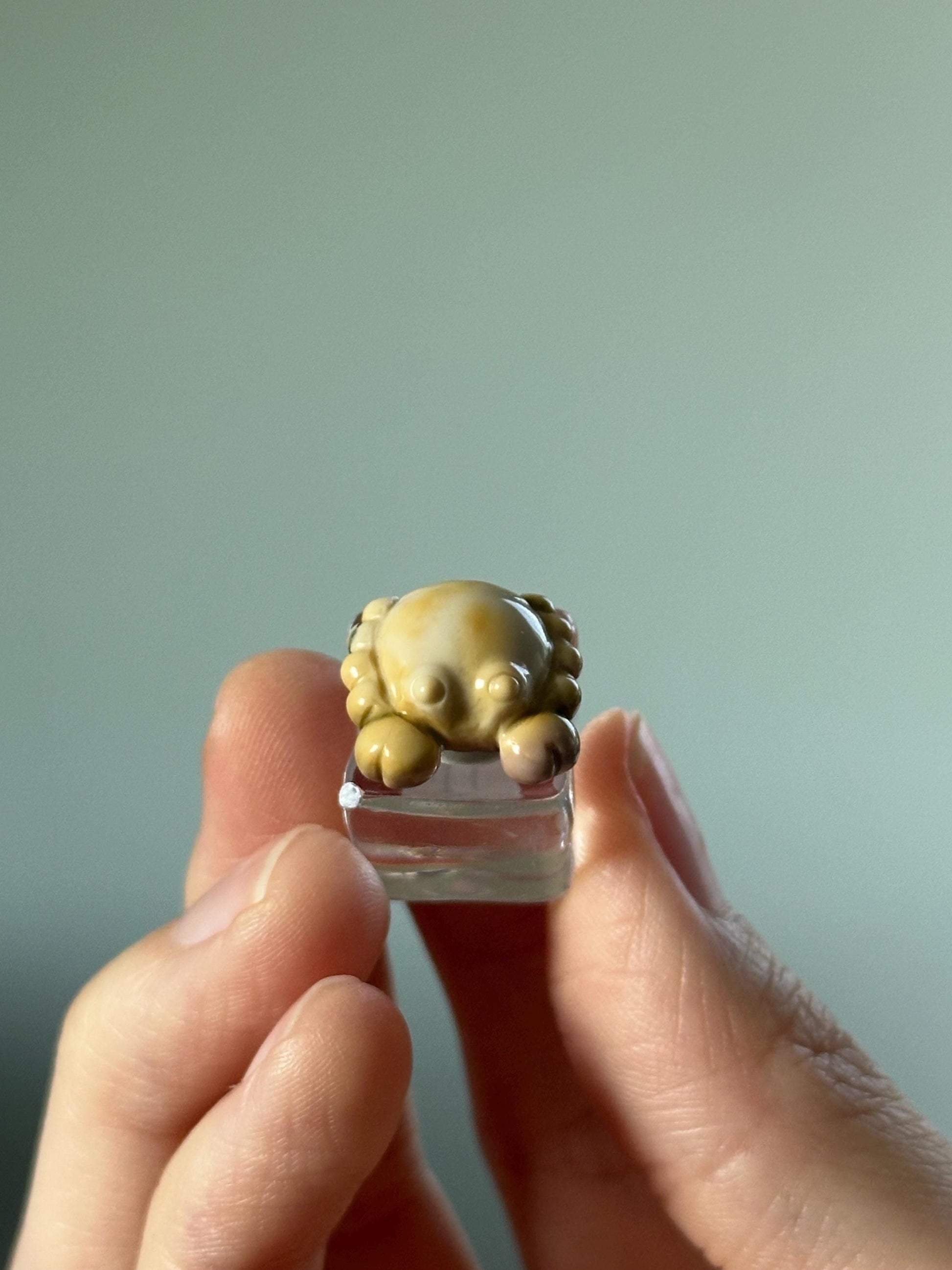 Mini Alashan Agate Crab – Carved Crystal Sea Creature, Gemstone Animal Figurine, Ocean Gift, Unique Pocket Crystal Decor, Zodiac Cancer Sign