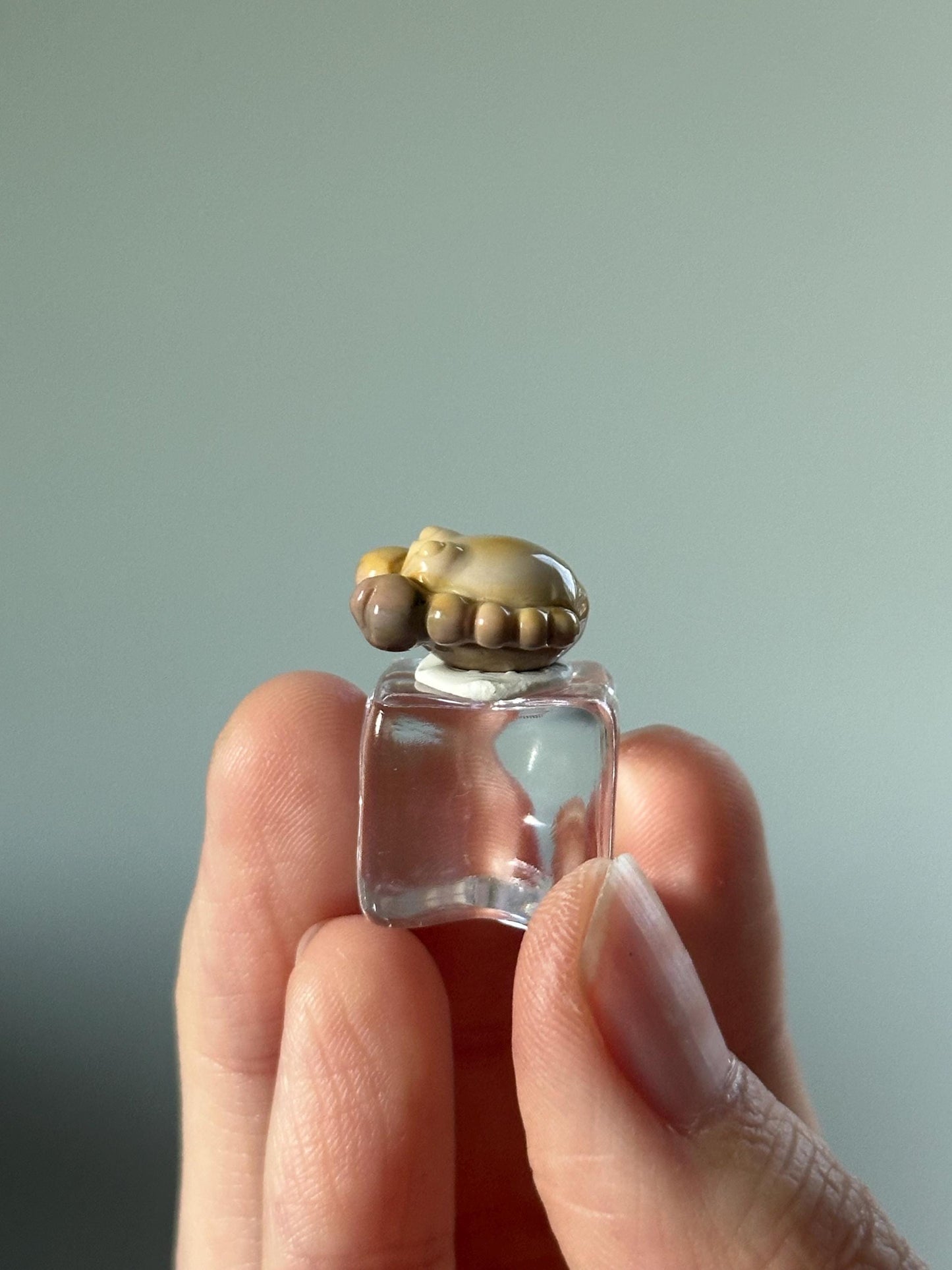 Mini Alashan Agate Crab – Carved Crystal Sea Creature, Gemstone Animal Figurine, Ocean Gift, Unique Pocket Crystal Decor, Zodiac Cancer Sign