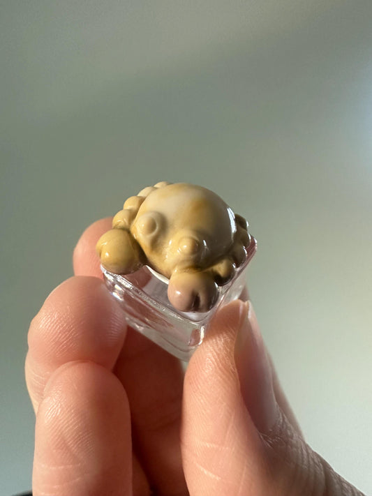 Mini Alashan Agate Crab – Carved Crystal Sea Creature, Gemstone Animal Figurine, Ocean Gift, Unique Pocket Crystal Decor, Zodiac Cancer Sign