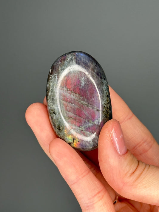 Labradorite Palmstone – Double-Sided Flash Crystal, Polished Gemstone for Intuition & Protection, Energy Tool, Spiritual Decor or Gift