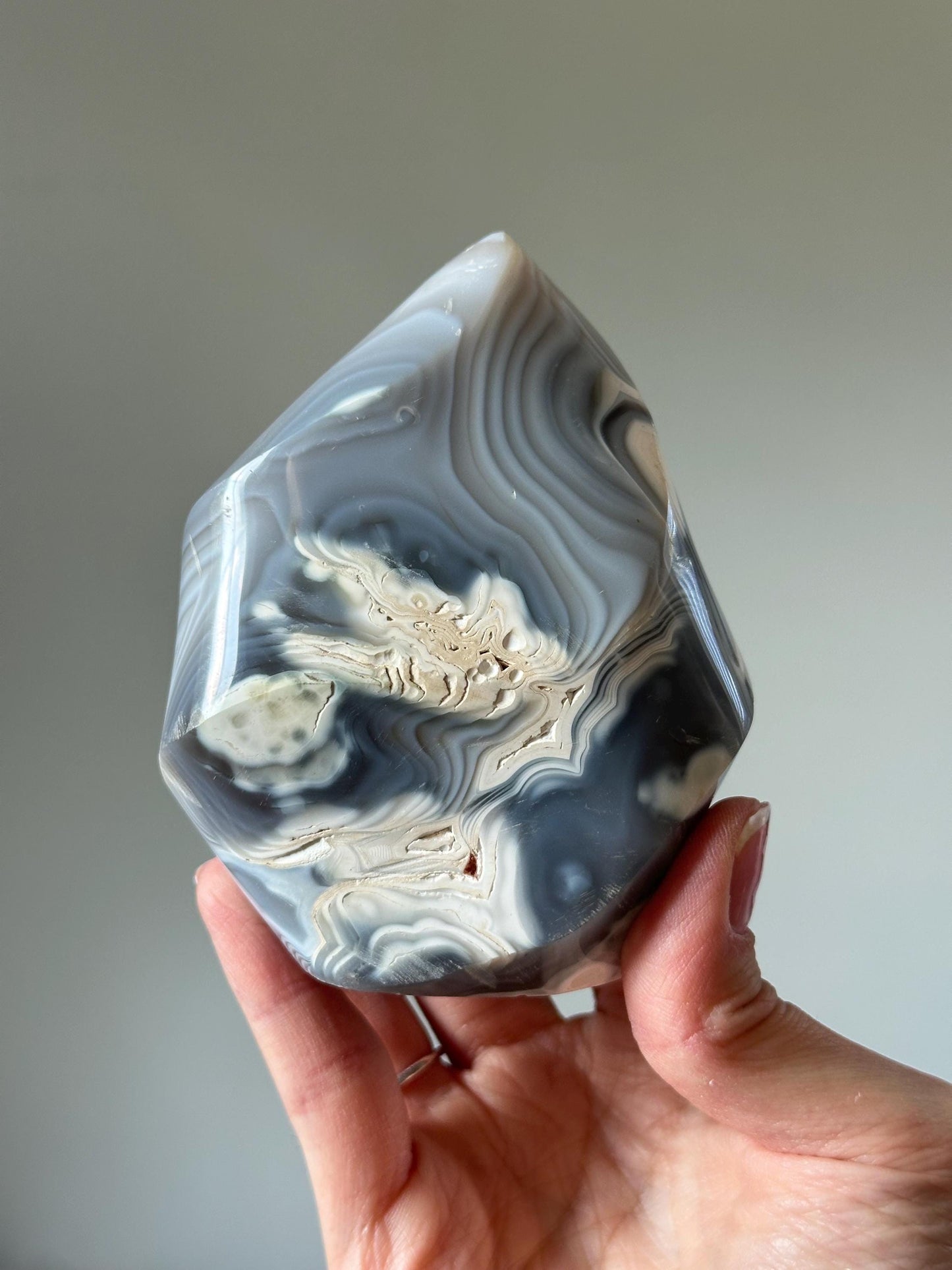 Orca Agate Flame – Polished Crystal Flame Sculpture, Natural Gray & White Gemstone, Grounding Energy Stone, Elegant Ocean-Inspired Decor