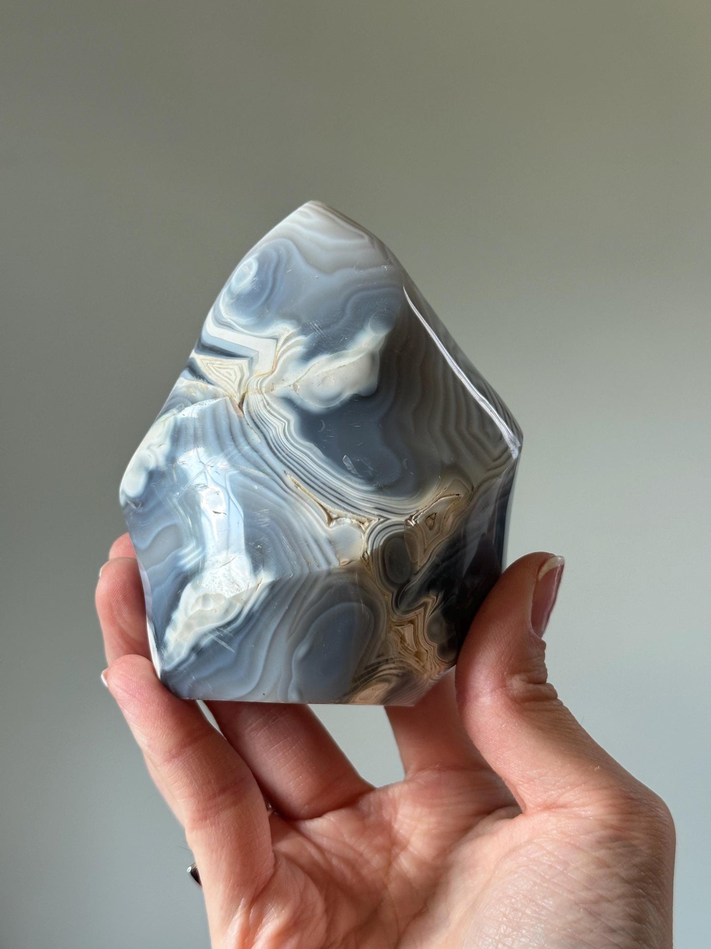 Orca Agate Flame – Polished Crystal Flame Sculpture, Natural Gray & White Gemstone, Grounding Energy Stone, Elegant Ocean-Inspired Decor
