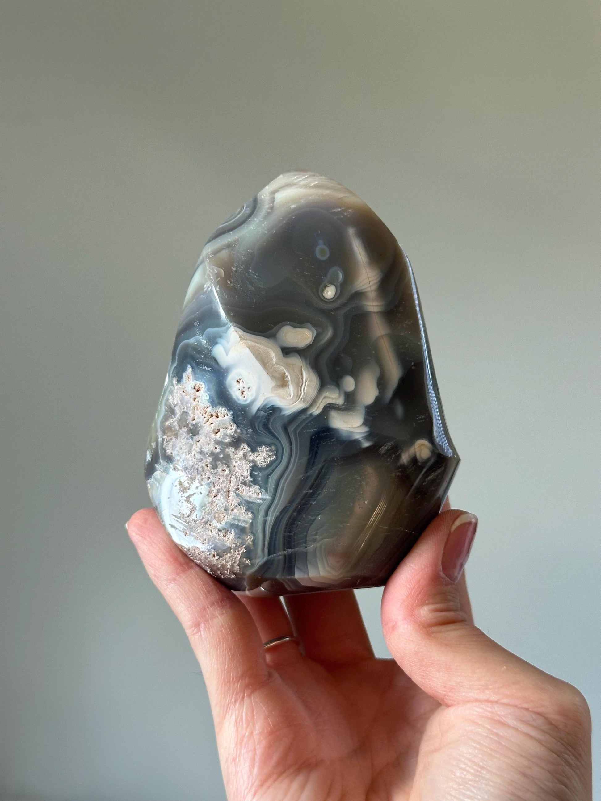 Orca Agate Flame – Polished Crystal Flame Sculpture, Natural Gray & White Gemstone, Grounding Energy Stone, Elegant Ocean-Inspired Decor