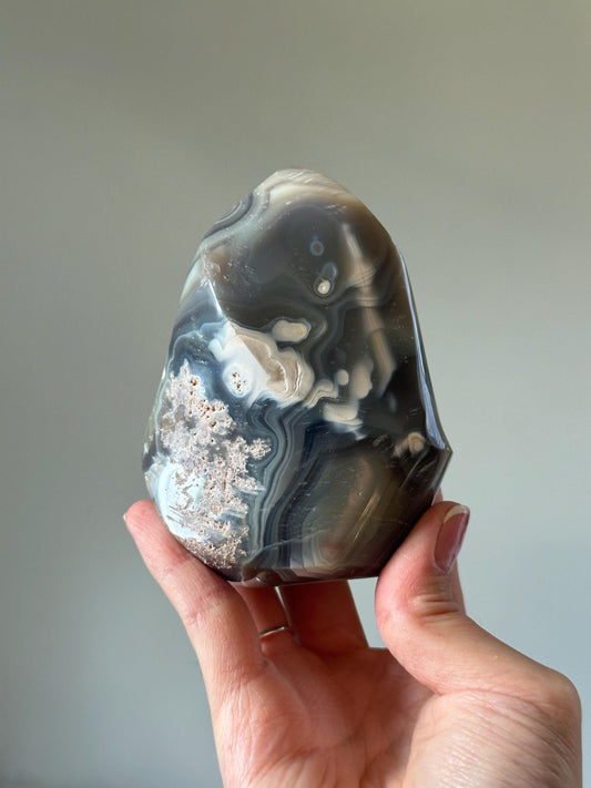 Orca Agate Flame – Polished Crystal Flame Sculpture, Natural Gray & White Gemstone, Grounding Energy Stone, Elegant Ocean-Inspired Decor