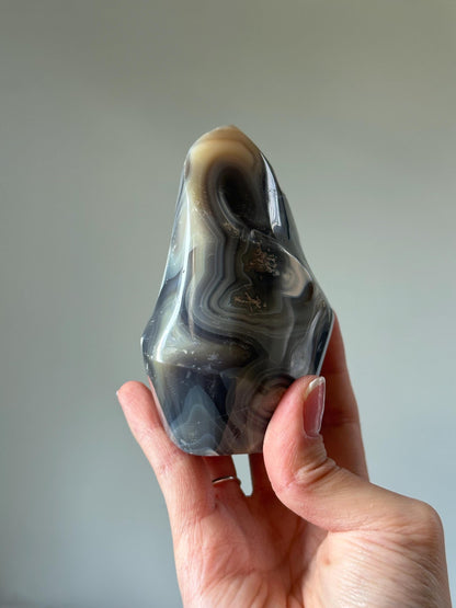 Orca Agate Flame – Polished Crystal Flame Sculpture, Natural Gray & White Gemstone, Grounding Energy Stone, Elegant Ocean-Inspired Decor