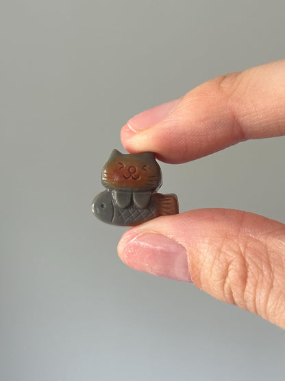 Mini Alashan Agate Cat with Fish – Carved Crystal Animal Figurine, Natural Gemstone Sculpture, Whimsical Decor, Unique Collector Display